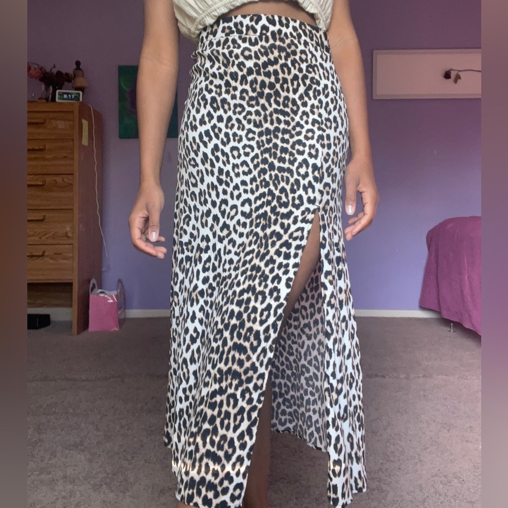 Leopard print midi skirt with slit